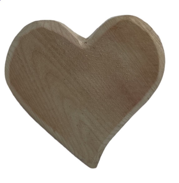 cuore in legno grezzo artigianale